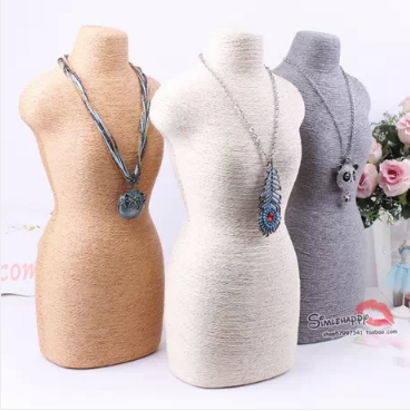 Body Jewelry Plus - แฟชั่นเครื่องประดับสีขาวหน้าอกนางแบบจี้คอต่างหูยืนแสดง